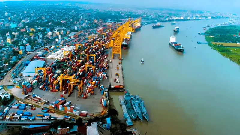 কর্ণফুলীতে তেল চোরাচালানের অদৃশ্য সাম্রাজ্য, থামছে না সিন্ডিকেট
