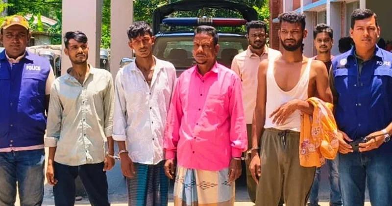 আনোয়ারায় মিনিবাস ছিনতাই ও অপহরণঃ বিএনপি নেতাসহ গ্রেফতার ৪