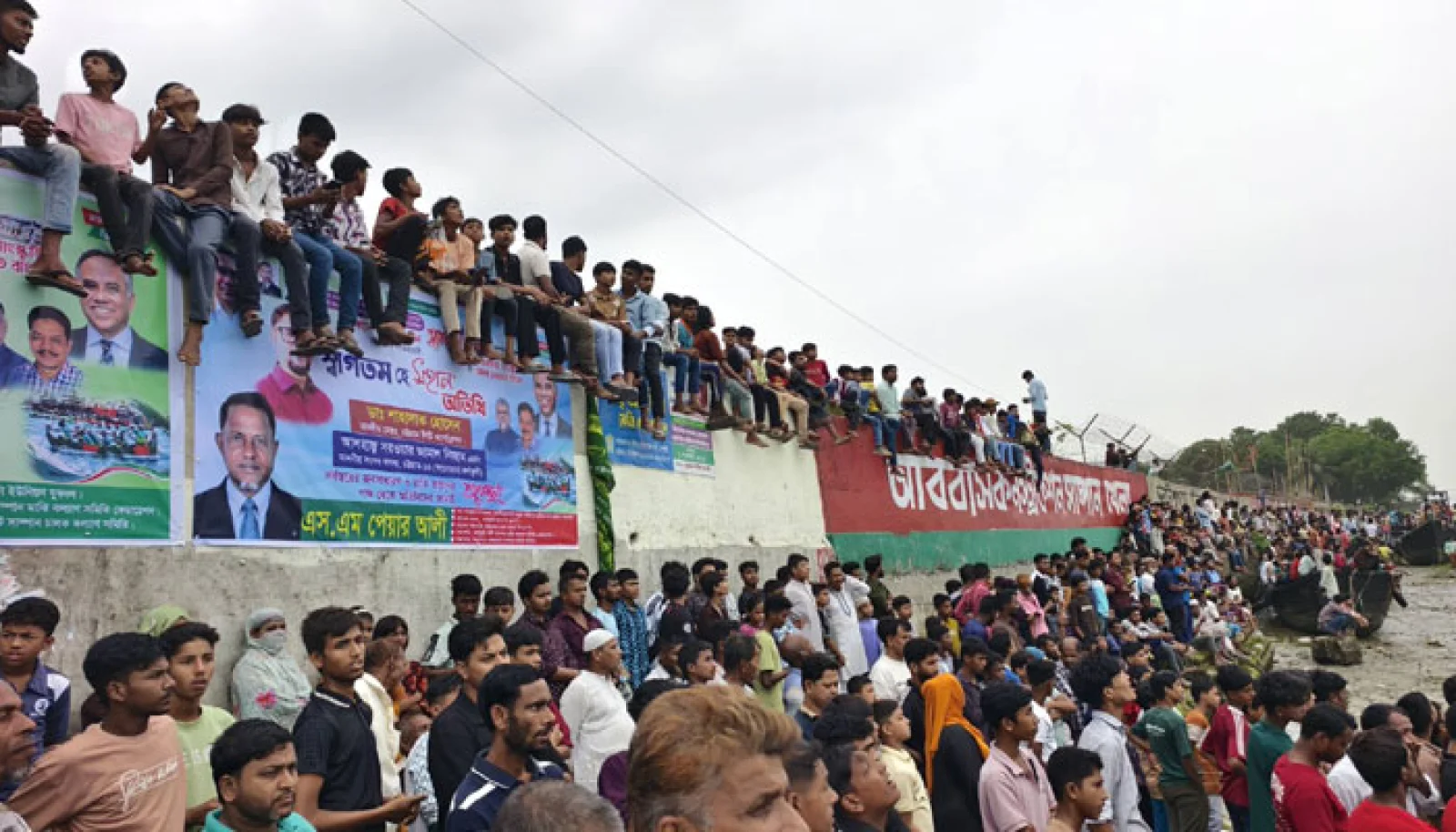 সাম্পান বাইচ দেখতে দর্শকদের উপচে পড়া ভীড়