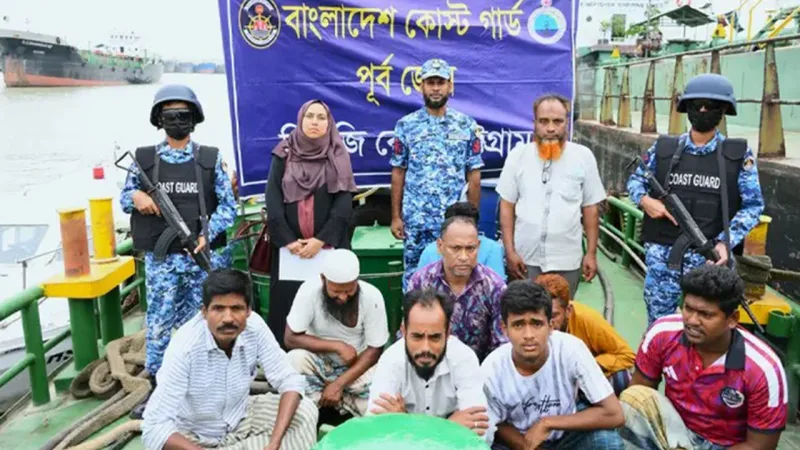 কর্ণফুলীতে জাহাজ থেকে ডিজেল পাচারঃ ওয়েল ট্যাঙ্কারসহ ৯ চোরাকারবারি আটক