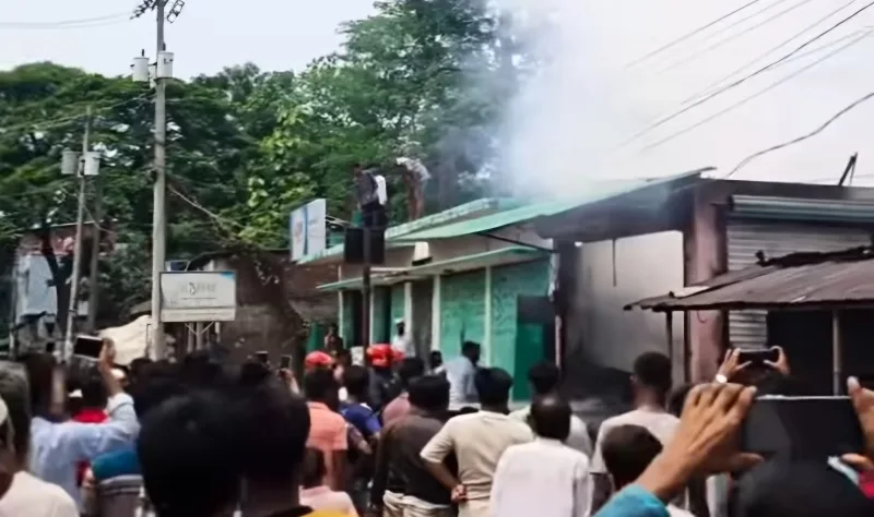 বটতলী রুস্তমহাটে আগুন; অটোরিকশা গ্যারেজসহ পুড়ল দুটি দোকান