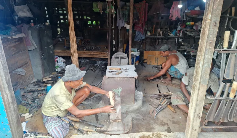সরকারহাটে লোহা-হাতুড়ির টুং-টাং শব্দঃ দম ফেলার ফুসরত নেই কামারদের