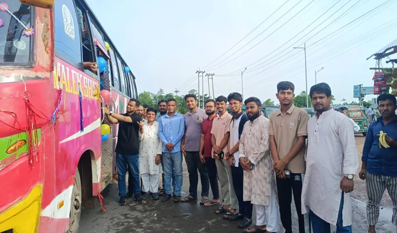 ঈদযাত্রায় ভোগান্তি কমাতে আনোয়ারায় এনসিপির ‘ফ্রি বাস সেবা’ চালু