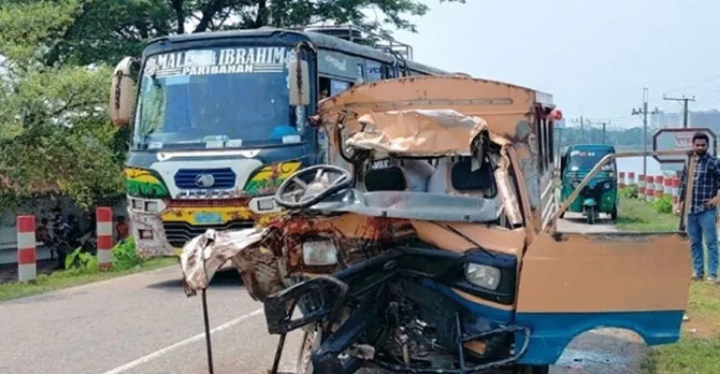 কর্ণফুলীতে উল্টো পথের বাসের ধাক্কায় লেগুনার ৩ যাত্রী নিহত, আহত ২০