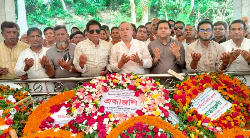 রাঙ্গুনিয়ায় শহীদ জিয়ার সমাধিতে সরওয়ার জামাল নিজামের নেতৃত্বে বিএনপির শ্রদ্ধা