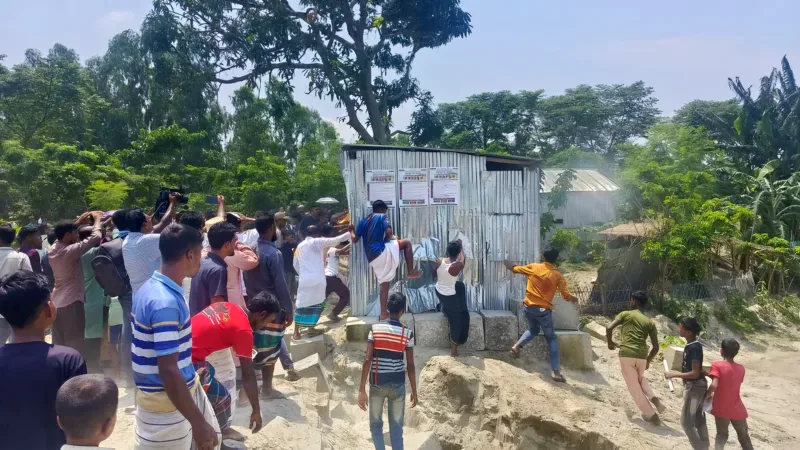 কুড়িগ্রামে বালু খেকোদের টোল ঘর গুঁড়িয়ে দিল এলাকাবাসী