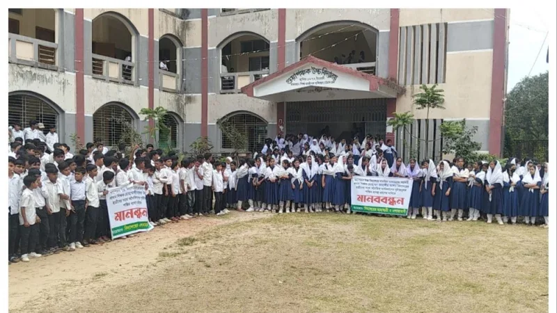 আনোয়ারায় শিক্ষক কর্তৃক শ্লীলতাহানির অভিযোগঃ শিক্ষার্থীদের মানববন্ধন