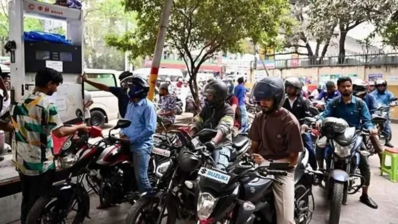 বিশ্ববাজারে বাজারে জ্বালানি তেলের দাম কম থাকলেও সরকার কেন বাড়াল?