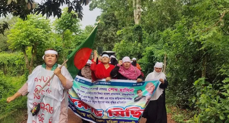 কর্ণফুলীতে নিষিদ্ধ আ. লীগ নেত্রী নিশির নেতৃত্বে ঝটিকা মিছিল, ড. ইউনুছের ফাঁসির দাবি