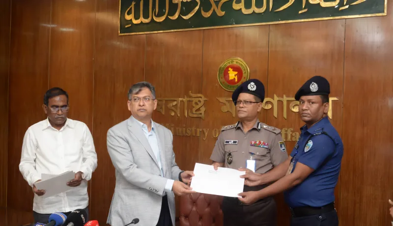 আনোয়ারায় ২৪ ঘণ্টায় মা-মেয়ে হত্যার রহস্যভেদঃ স্বরাষ্ট্রমন্ত্রীর বিশেষ পুরস্কার পেলেন এসআই শিমুল