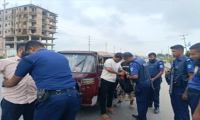 আনোয়ারায় নিষিদ্ধ আওয়ামী লীগের প্রতিষ্ঠাবার্ষিকী ঘিরে পুলিশের চিরুনি তল্লাশি, প্রবেশপথে কড়া পাহারা
