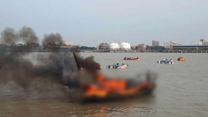 কর্ণফুলীতে মাছধরা জাহাজে বিস্ফোরণে আগুন, ৬ নাবিক দগ্ধ