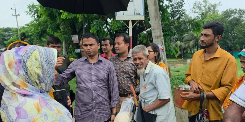 আনোয়ারায় পানিবন্দী মানুষদের ত্রাণসামগ্রী দিলেন ইউএনও
