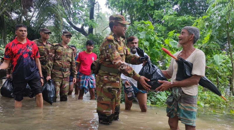 আনোয়ারা বাঁশখালীর বন্যাকবলিত মানুষের পাশে সেনাবাহিনী