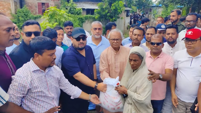 আনোয়ারায় বন্যার্তদের মাঝে হাজির রুহুল কবির রিজভী! এসে কাদের উপর ক্ষোভ ঝাড়লেন?