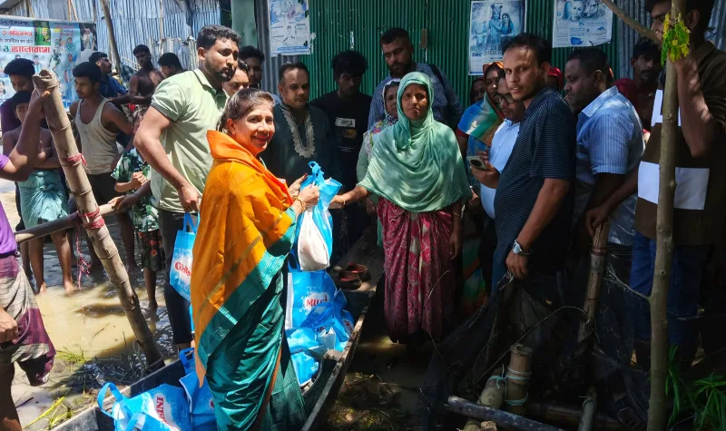 বারখাইনে বন্যার্তদের মাঝে ত্রাণ দিলেন সরওয়ার জামাল নিজামের সহধর্মিণী