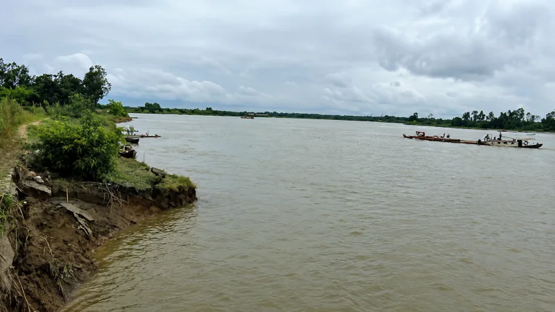 হাইলধরে তীব্র নদীভাঙন, বারখাইনে প্রকাশ্যে স্কেভেটর দিয়ে বালু লুট; বেপরোয়া বালু সিন্ডিকেট!