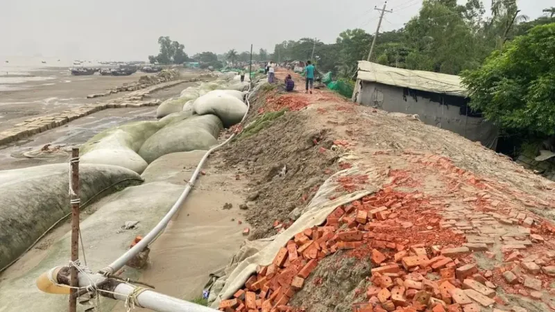আনোয়ারা উপকূলে ধ্বসে পড়ছে বেড়িবাঁধ, দ্রুত টেকসই সংস্কারের দাবি