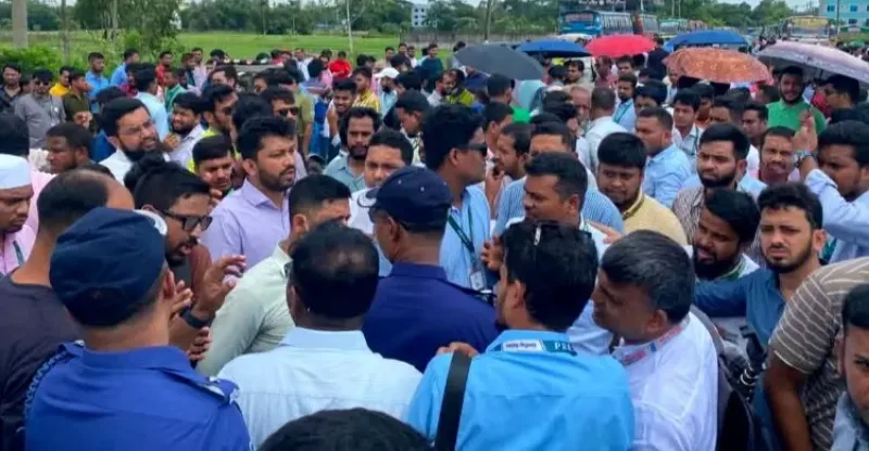 দুই মন্ত্রীর উপস্থিতির মাঝেই আনোয়ারায় ইসলামী ব্যাংকের চাকরিচ্যুতদের বিক্ষোভ
