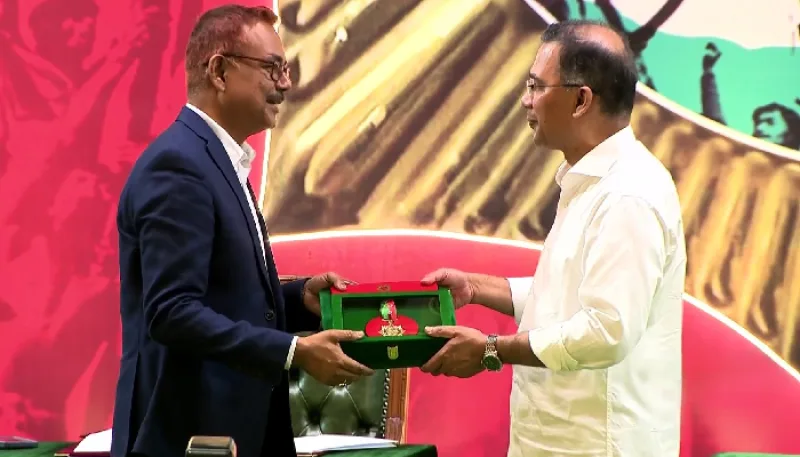 স্বাধীনতা পুরস্কারপ্রাপ্তদের হাতে পদক তুলে দিলেন প্রধানমন্ত্রী