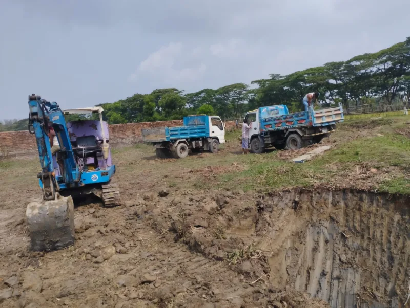 আনোয়ারায় অবৈধভাবে মাটি কাটছিল স্বেচ্ছাসেবক দল নেতা; এস্কেভেটর জব্দ ও চালক আটক