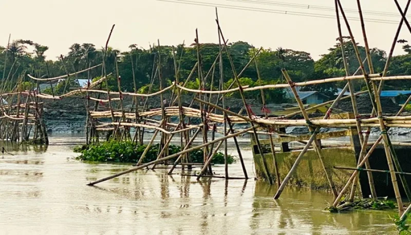 আনোয়ারায় বাঁশের সাঁকো ভাঙার অভিযোগ, ভোগান্তিতে এলাকাবাসী