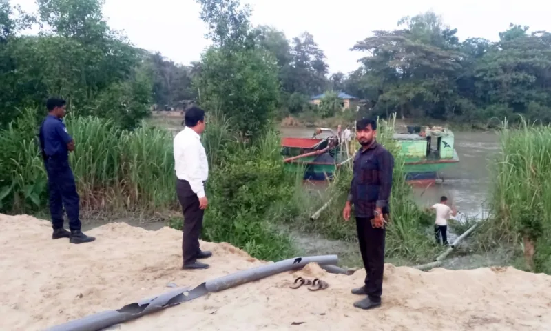 আনোয়ারায় সাঙ্গু নদীতে অবৈধ বালু উত্তোলনঃ ড্রেজার ও পাইপ জব্দ