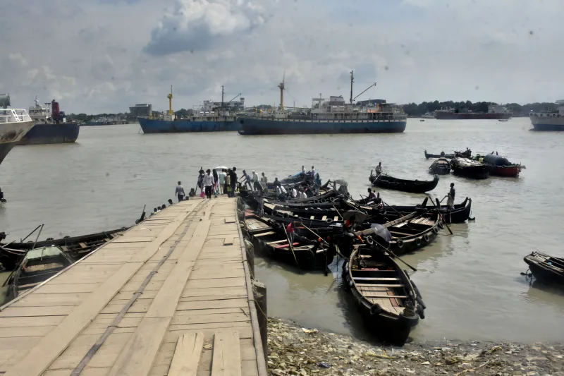 কর্ণফুলী নদীতে সাম্পান ভাড়া বৃদ্ধিঃ ক্ষুব্ধ যাত্রী সাধারণ