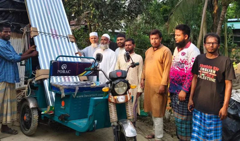অসহায় পরিবারকে টিন উপহার দিল জুঁইদন্ডী ইউনিয়ন জামায়াত